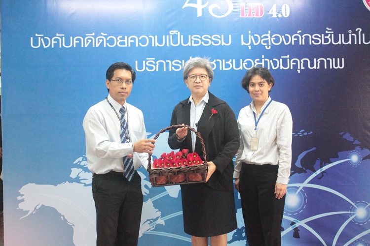 ﻿กรมบังคับคดีร่วมจำหน่ายดอกป๊อบปี้เพื่อช่วยเหลือครอบครัวทหารผ่านศึกกับมูลนิธิสงเคราะห์ครอบครัวทหารผ่านศึก